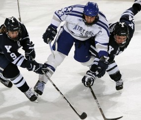 开云体育平台APP-当雄鹿淘汰灰熊，伦纳德在德甲争冠战接管比赛，体育全球化下的身份重构