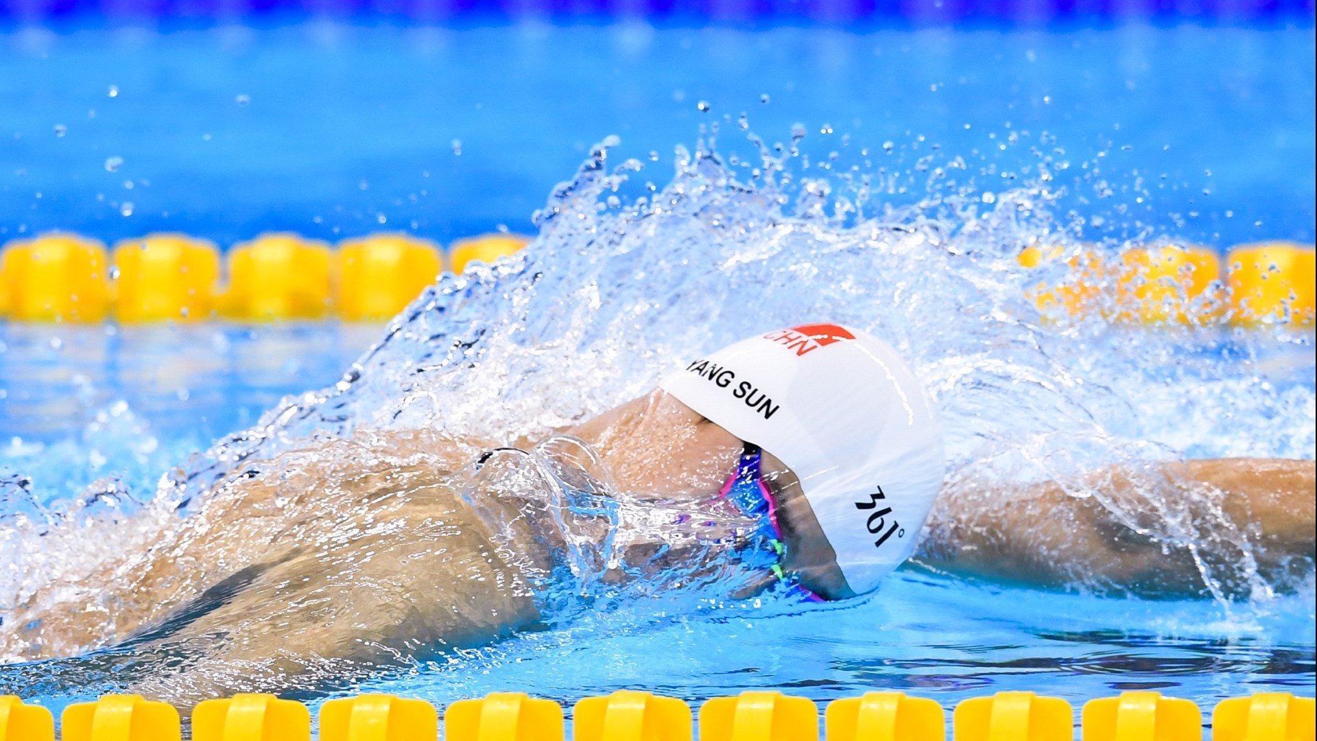 上海队击溃魔术,布克在NBA总决赛接管比赛,东西方篮球的辉煌时刻