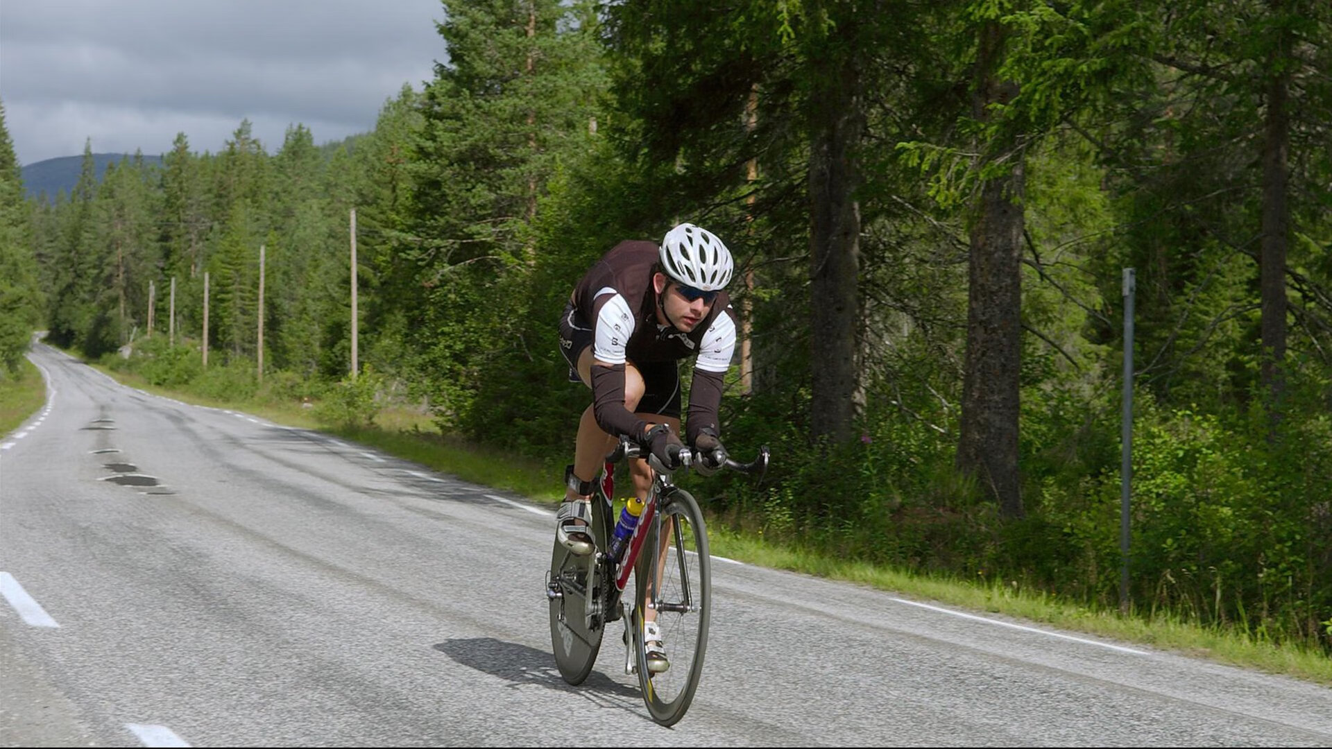 德布劳内接管F1街道赛，当足球大脑驶入速度迷宫
